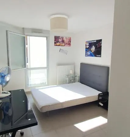 Joli T2 Classe 3 Etoiles Plein Centre-balcon-baignoire-parking *